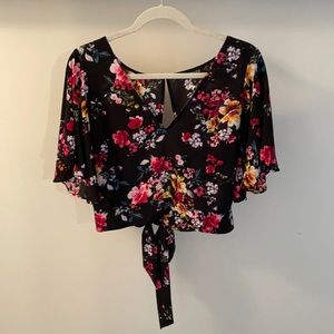 Floral cropped blouse. Ruffle sleeve